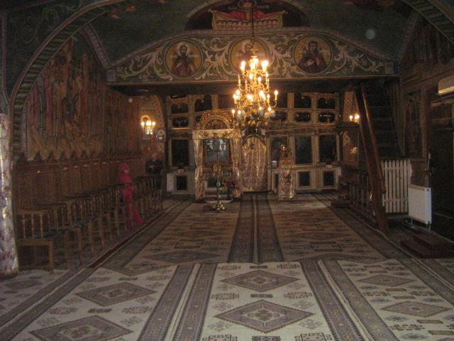 Vedere de ansamblu cu interiorul bisericii