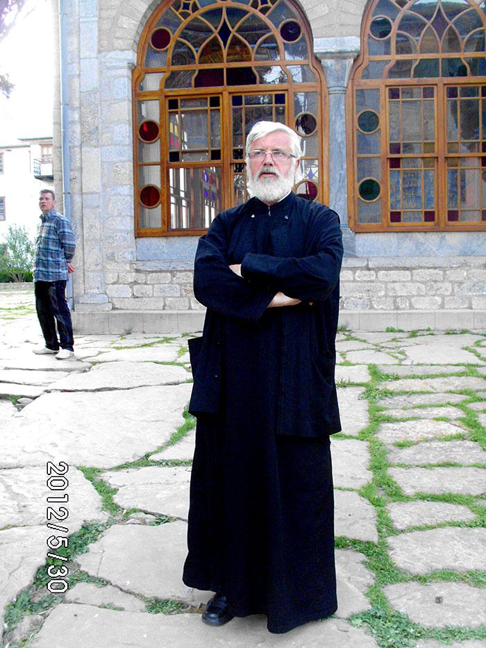 Pe esplanada din faţa bisericii Schitului Prodromu